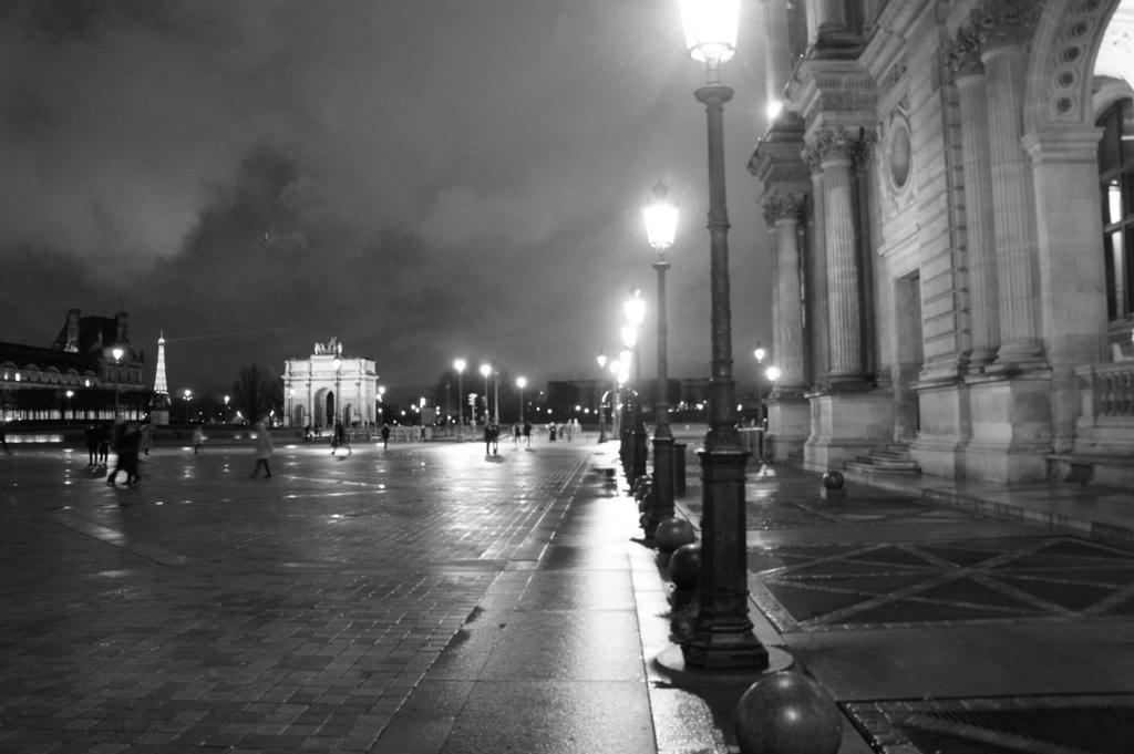 ルーブル美術館前の広場