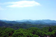空と雲と山々、そして森..