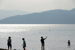 ボール投げをする父と子