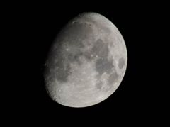 今夜のお月さんを撮ってみました　(^^)