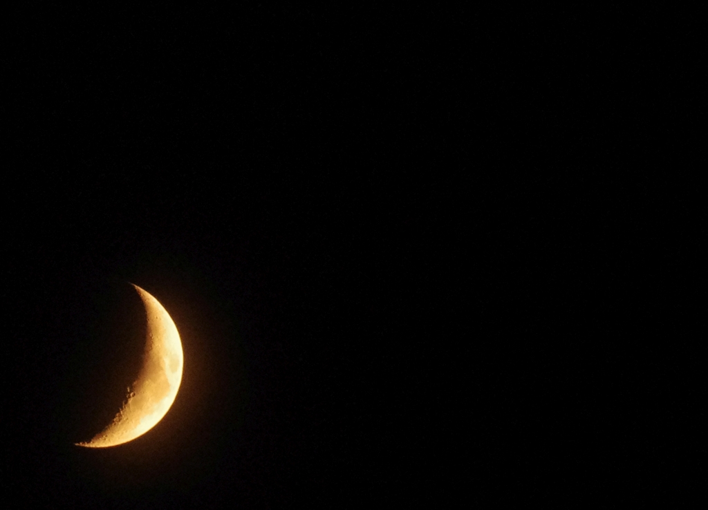 八月一日の三日月.....