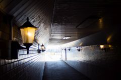 トンネルの街灯