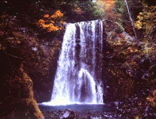 晩秋の滝　（フィルムの残像）