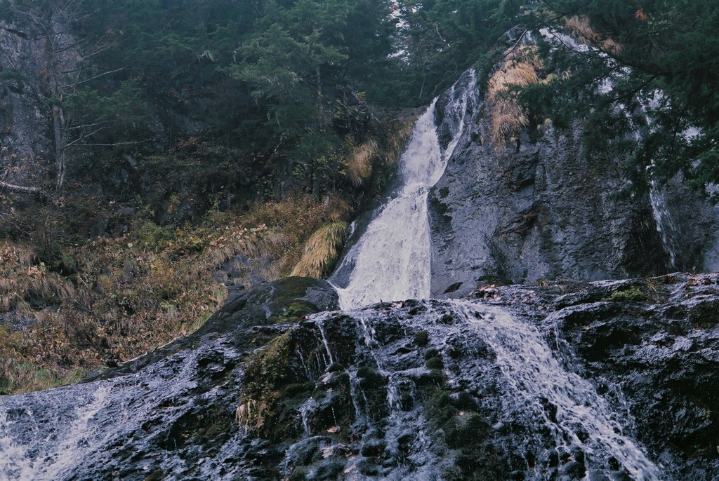 漆黒の岩肌　（フィルムスナップ）