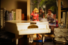 セーラ　ピアノ弾きます！