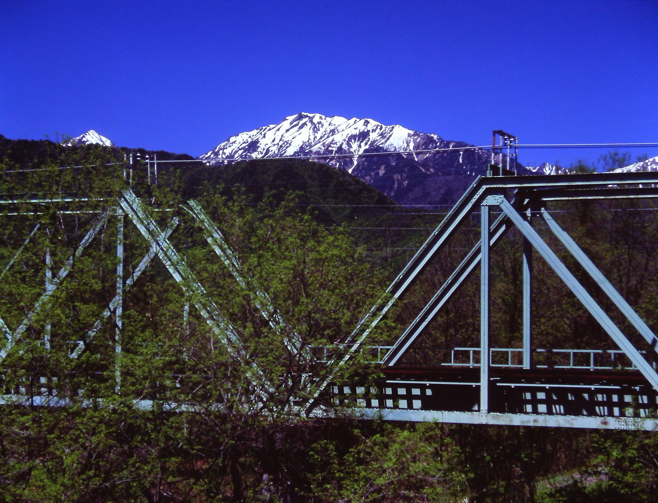鉄橋と雪山　(フィルムの残像）