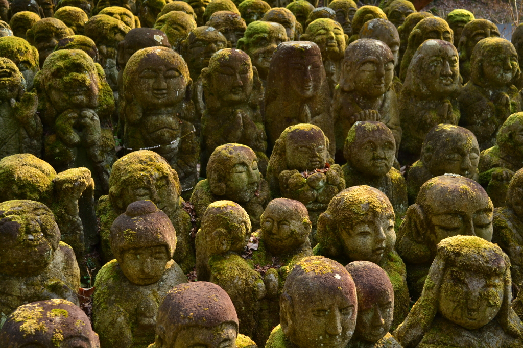 待たされる石仏たち　（賑わう嵯峨野３）