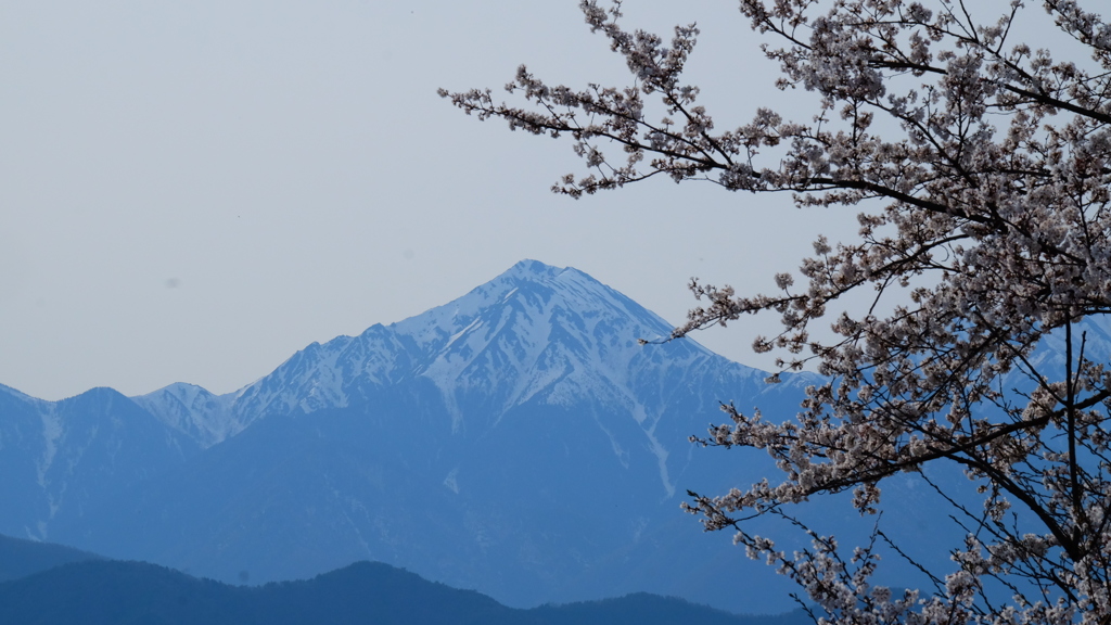 常念岳春景色