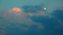 夕焼け空の月