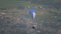 空を舞う　２　　　パラグライダー