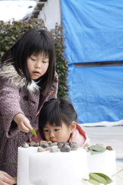 雪と石のケーキつくり