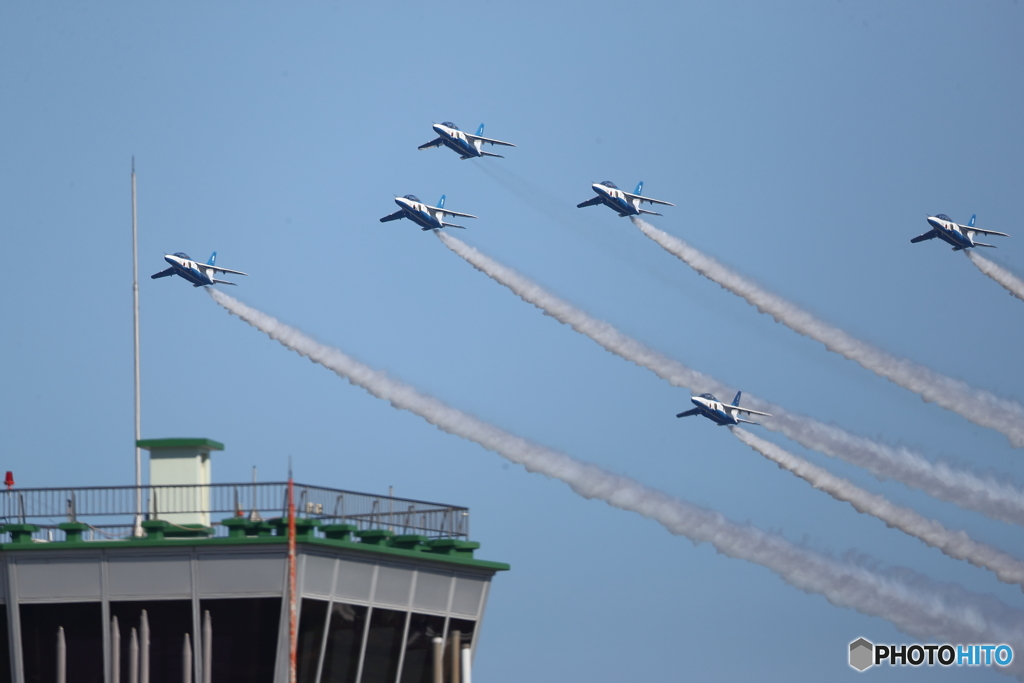 管制塔とブルーインパルス