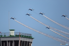 管制塔とブルーインパルス