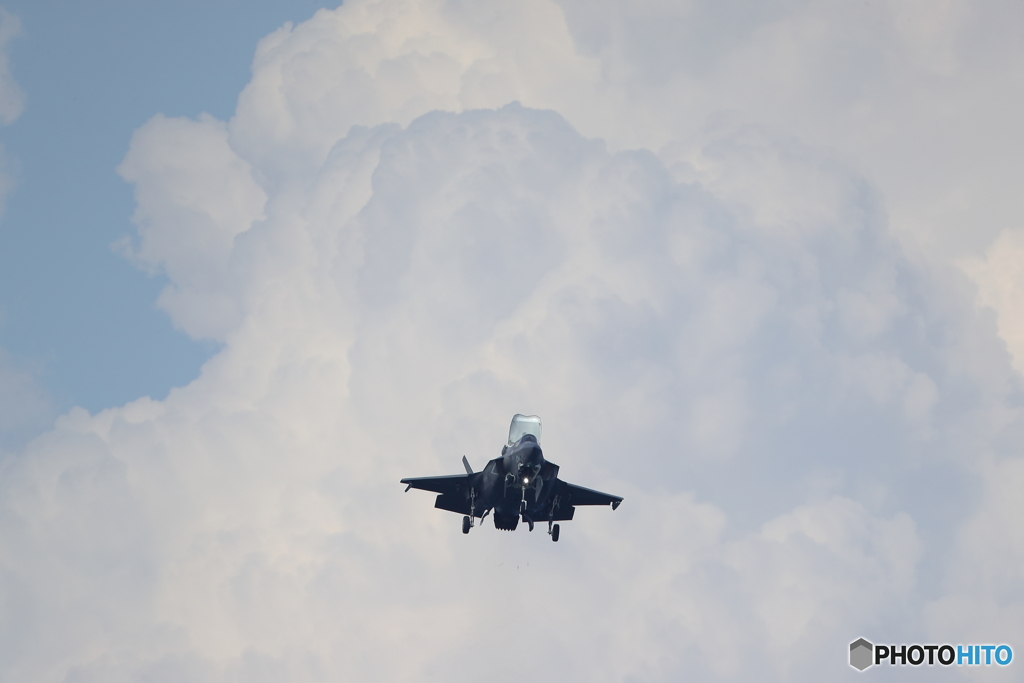 入道雲とF-35
