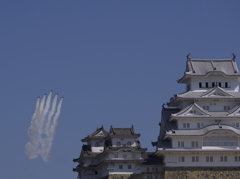 姫路城修理記念式典　ブルーインパルス祝賀飛行
