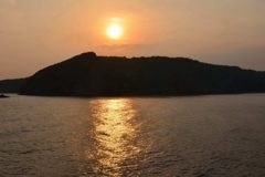 島に沈む夕陽