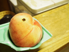 チャームポイントのある桃。