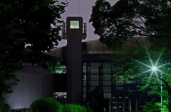 夜の静寂に佇む美術館（川崎市市民ミュージアム）