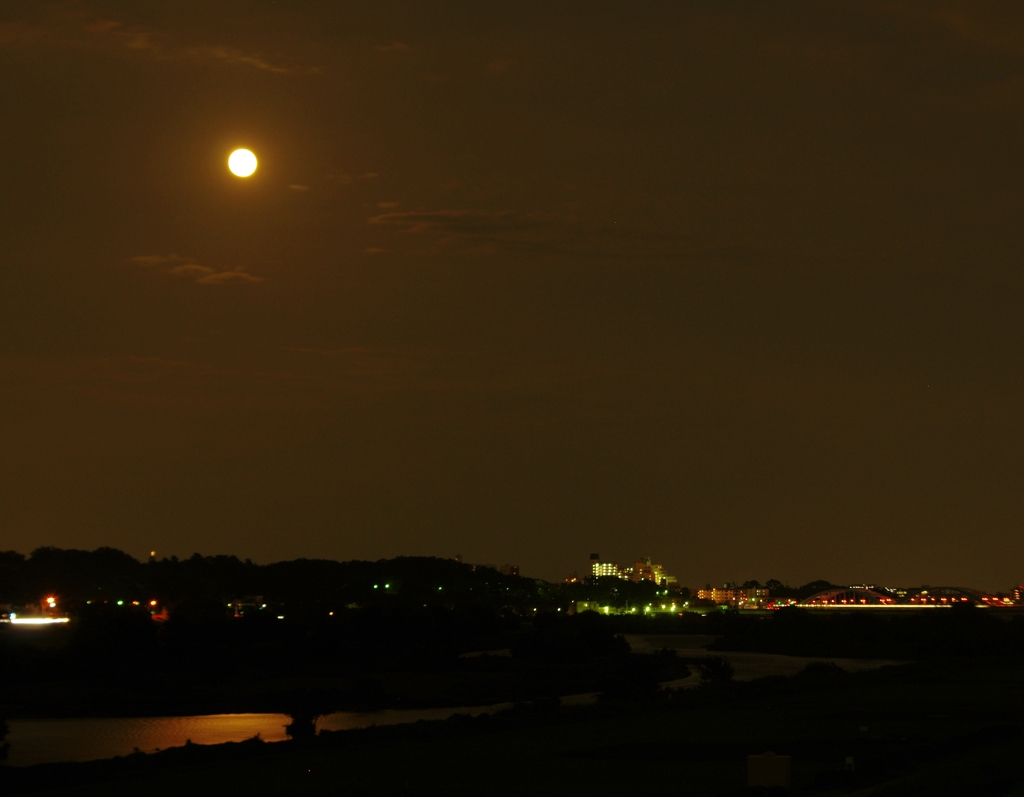 多摩川の川面を赤く照らす月光