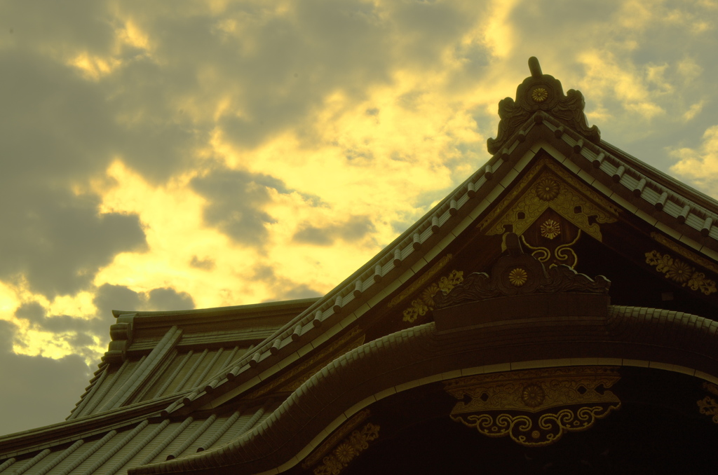 夕日と本殿