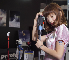 SIRUIブースのお姉さん