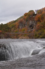 吹割の滝うねり落ちる