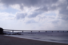 薄曇りの角島大橋．．．横顔Ⅴ