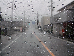 ガラスを叩きつける雨