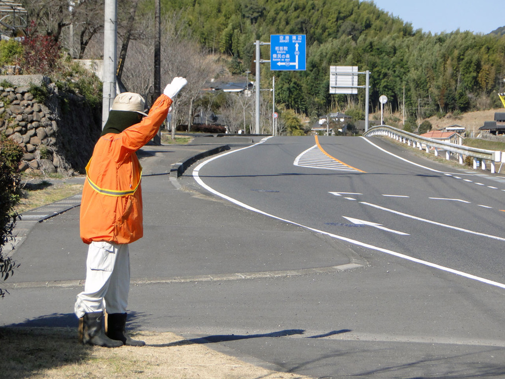 手を上げる人