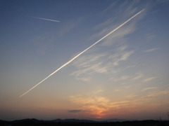 日没時の飛行機雲