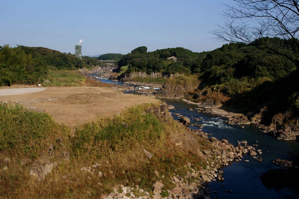 建設中の新橋と解体予定の旧橋