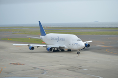 移動する巨大ジャンボ機　ドリームリフター