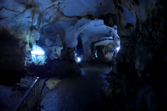 青く光る洞窟