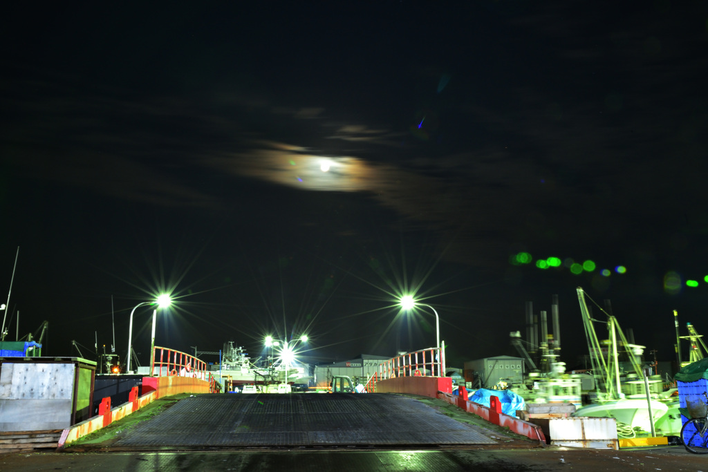 night at the fishing port