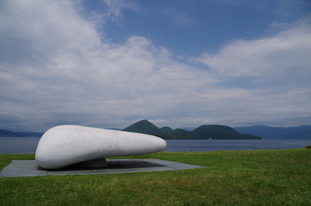 洞爺湖と何かのモニュメント