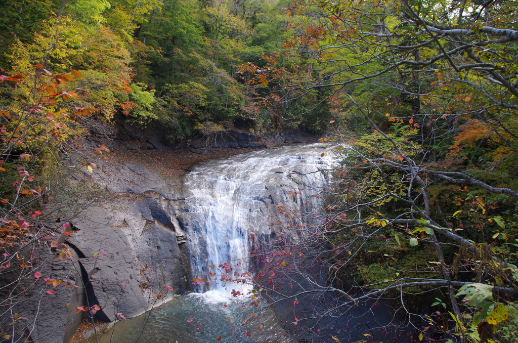 滝にて