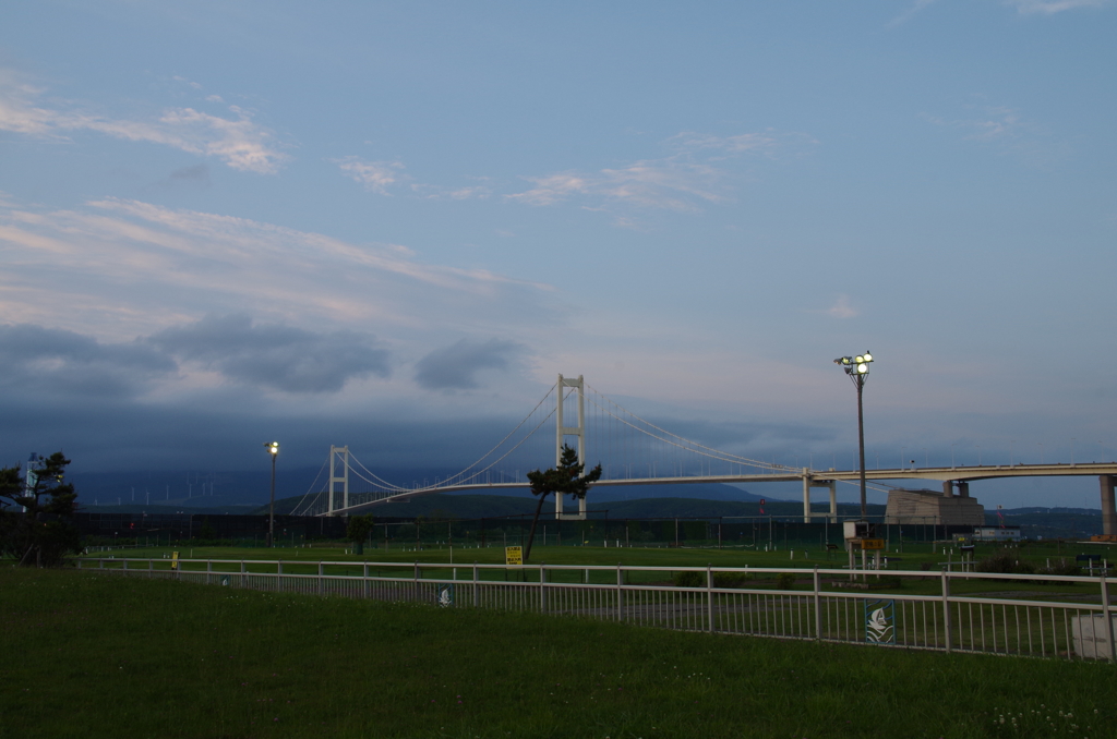 夕方の　白鳥大橋