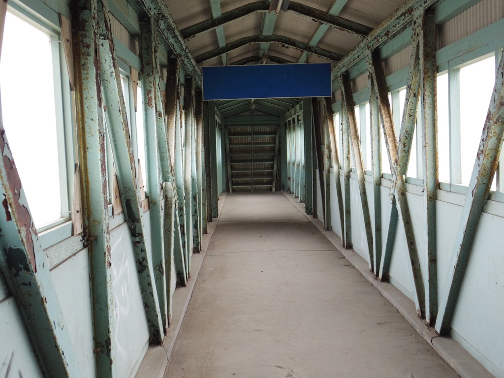 浦河駅　舎～国道への橋
