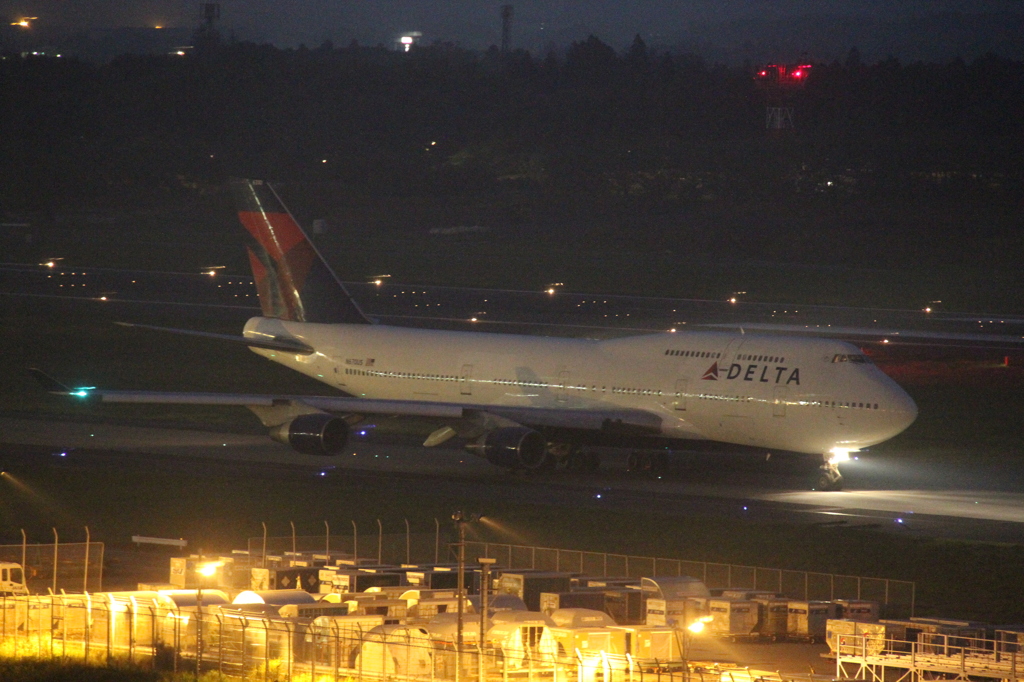 NRT DL B747-400