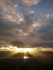 川に反射する夕陽