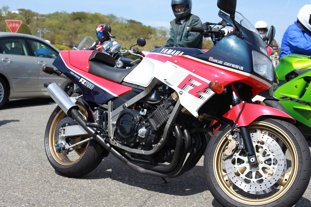 YAMAHA　FZ750　