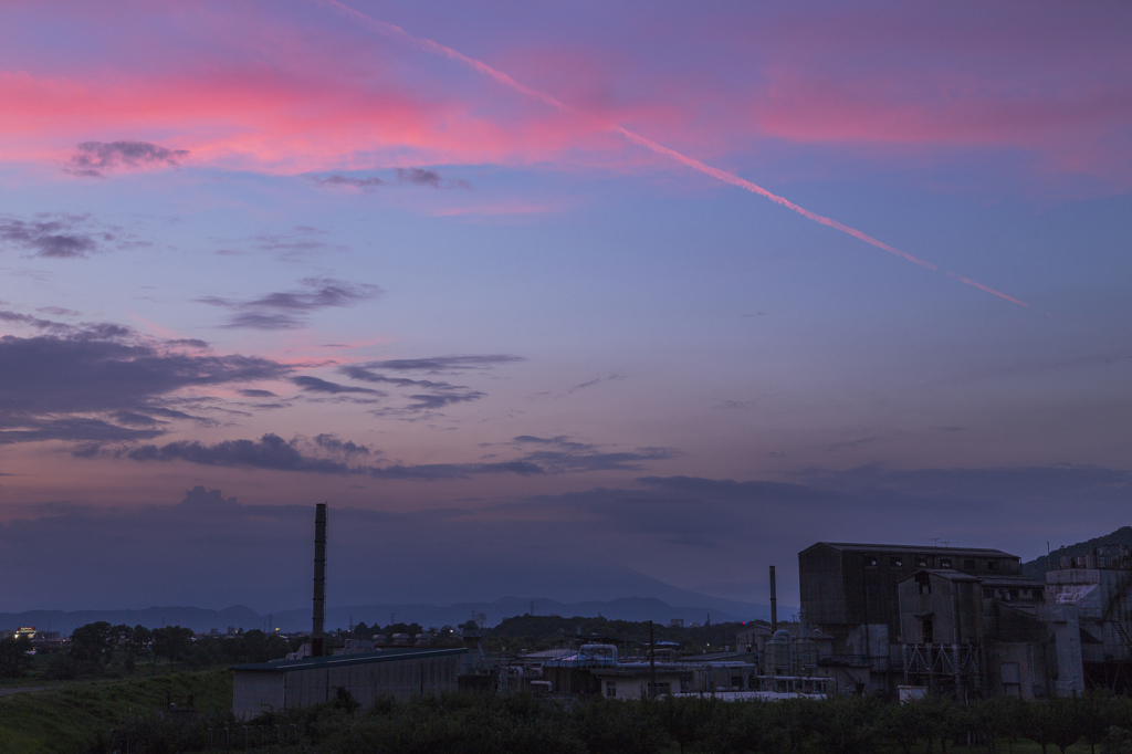 ピンクの飛行機雲と岩手山②