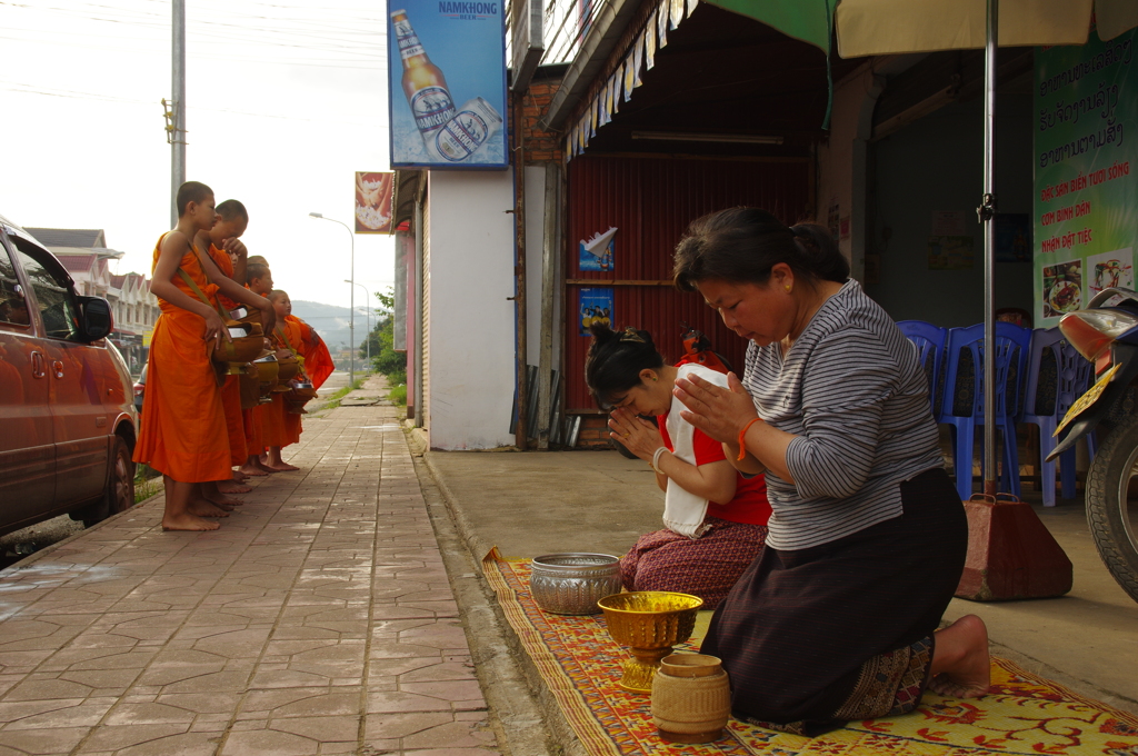 ラオスの托鉢