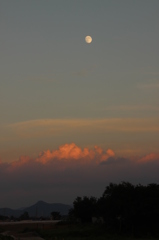 月と染まる雲