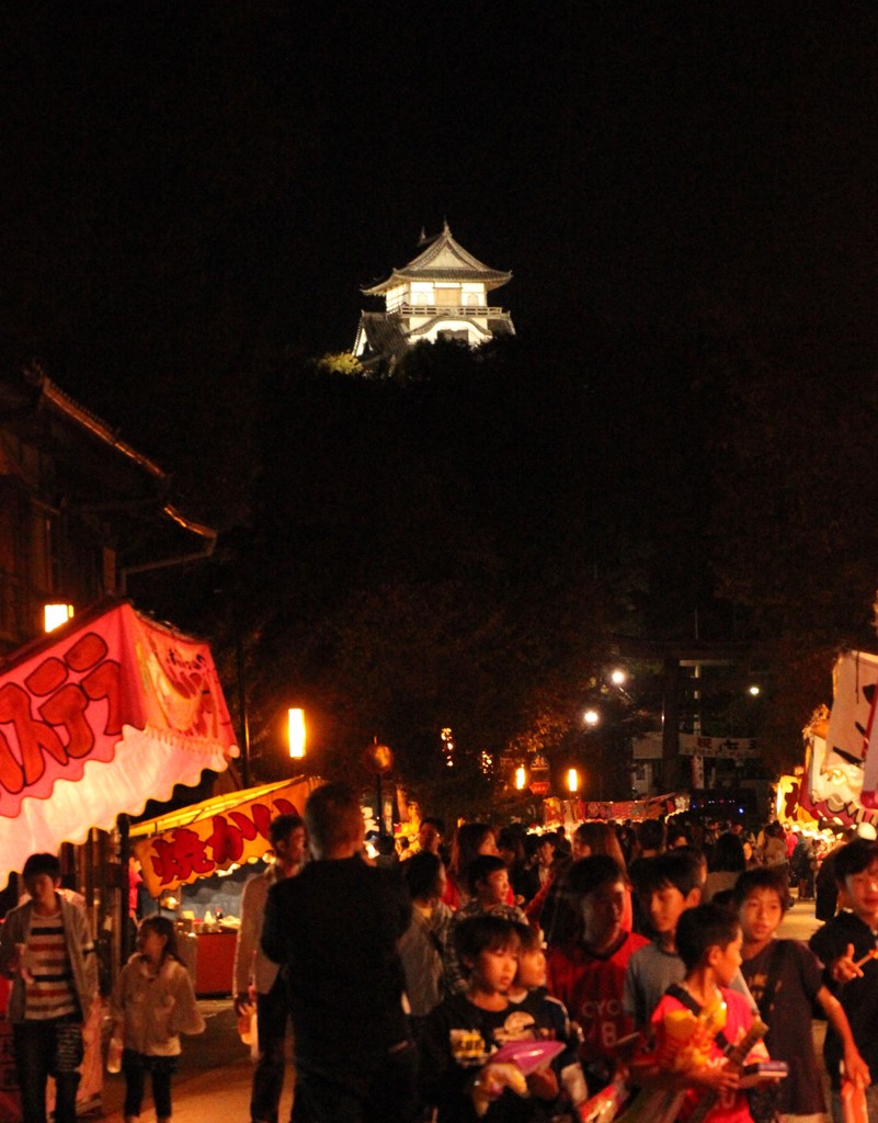 夜の城下町