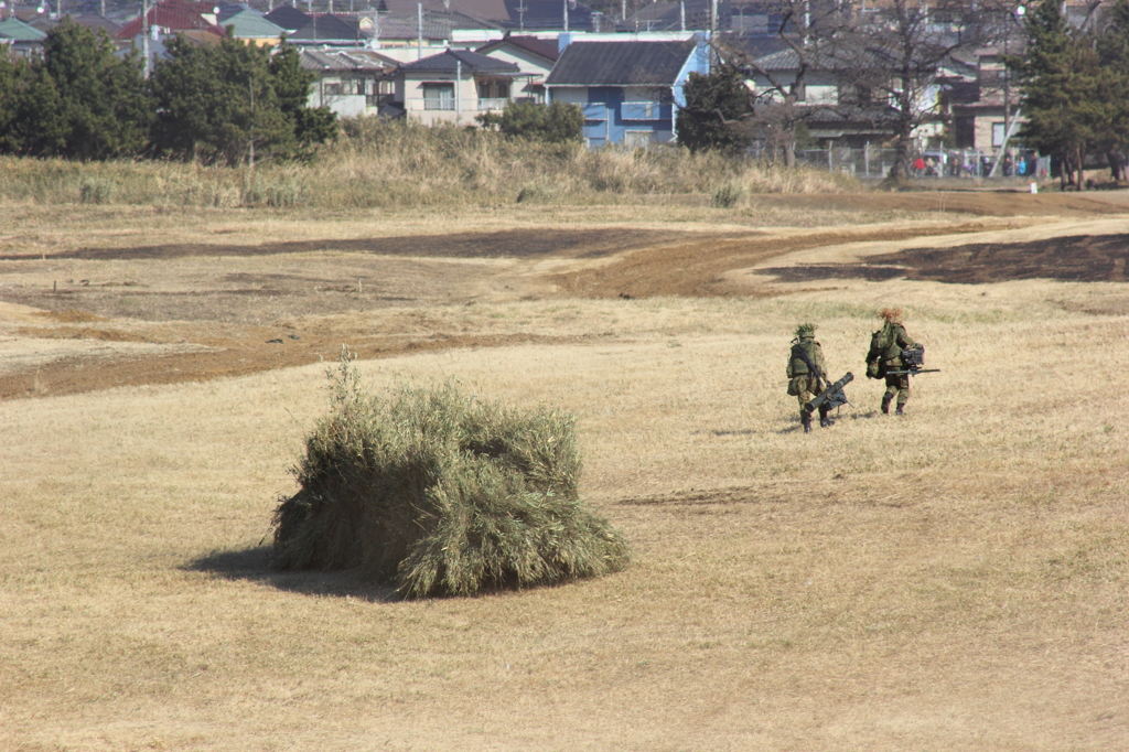 カモフラージュされた車両と隊員