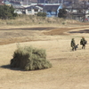 カモフラージュされた車両と隊員