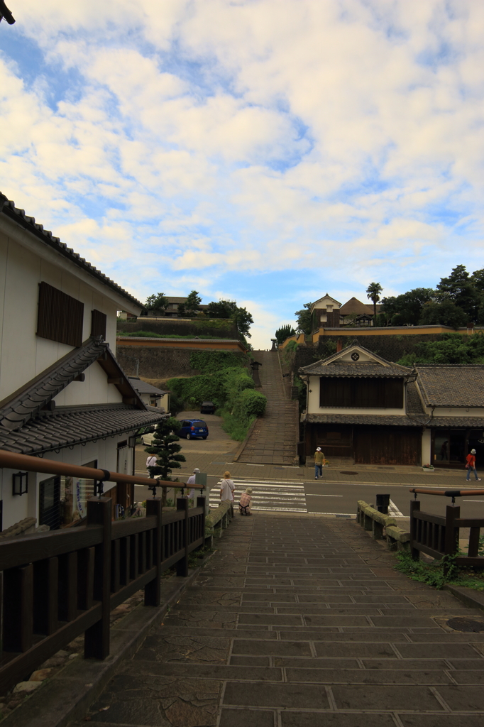 坂道と秋の空