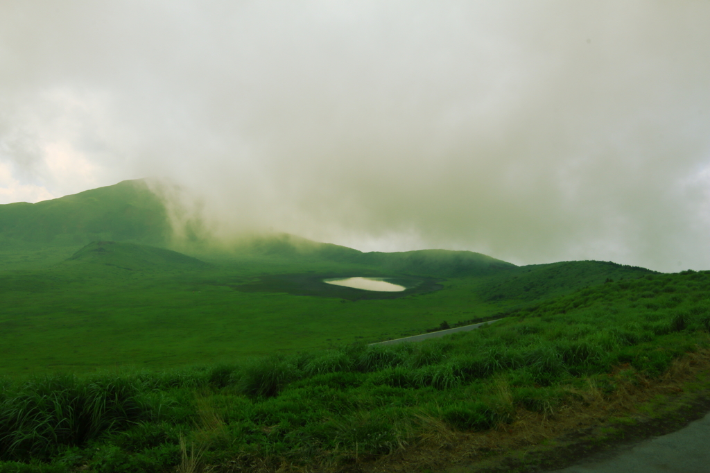 雲降りる草千里