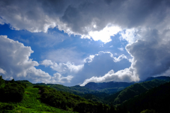 狭まりゆく夏空